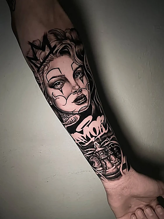 Catrina con corona y la palabra Amor en lettering, en un antebrazo