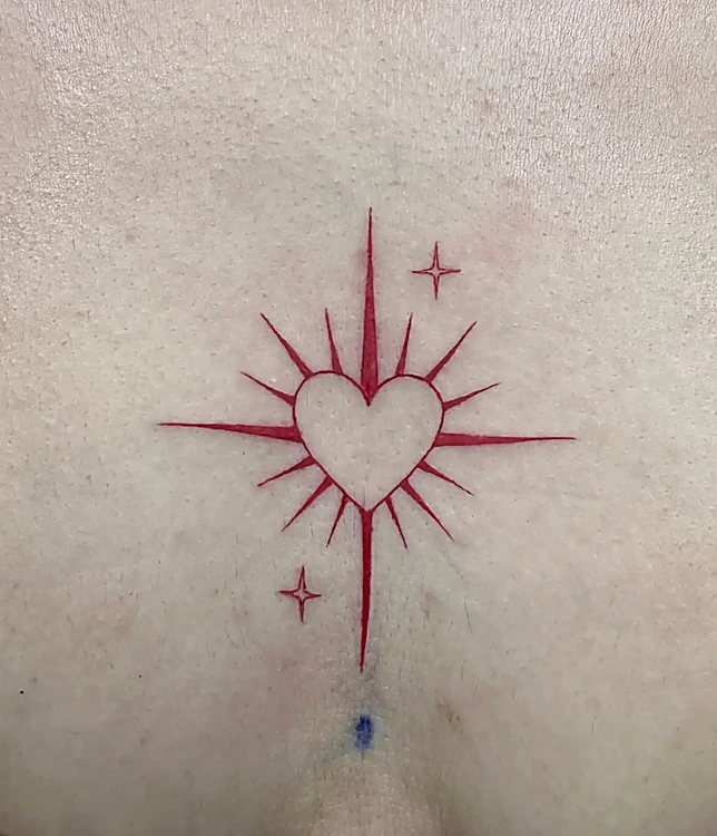 Corazón con destellos en línea fina roja sobre el esternón