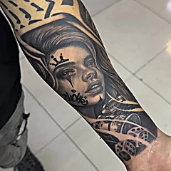 Manga en negro y gris con una mujer con corona y dados