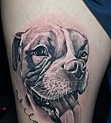 Retrato realista de un perro tatuado en el muslo