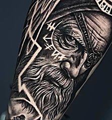 Detalle del rostro de un vikingo en realismo negro y gris