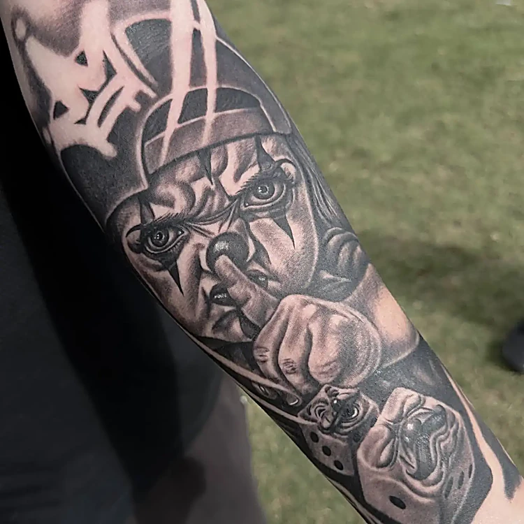 Manga con un payaso, dados y grafiti en negro y gris