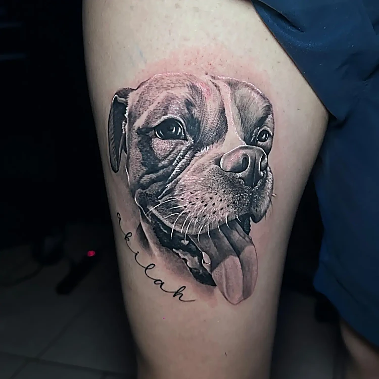 Retrato realista de la perrita Akilah con su nombre en lettering fino, en el muslo