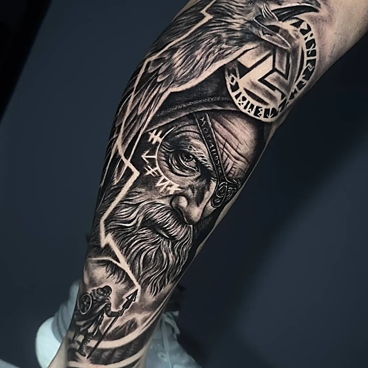 Vikingo barbudo con cuervo y runas en un antebrazo